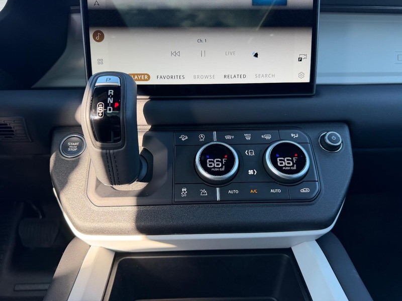 Land Rover Defender Vehicle Full-screen Gallery Image 14