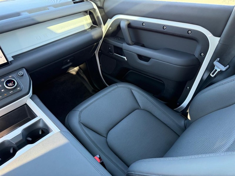 Land Rover Defender Vehicle Full-screen Gallery Image 15