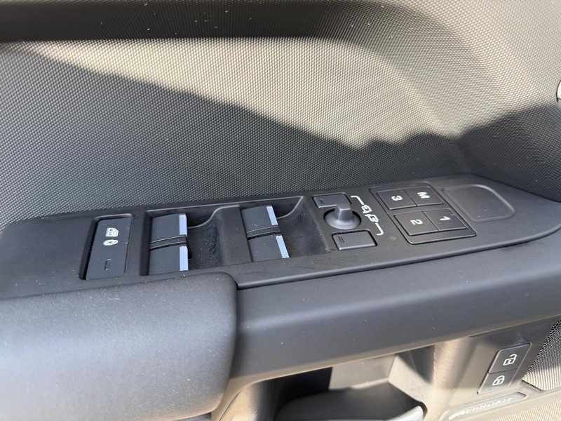 Land Rover Defender Vehicle Full-screen Gallery Image 16