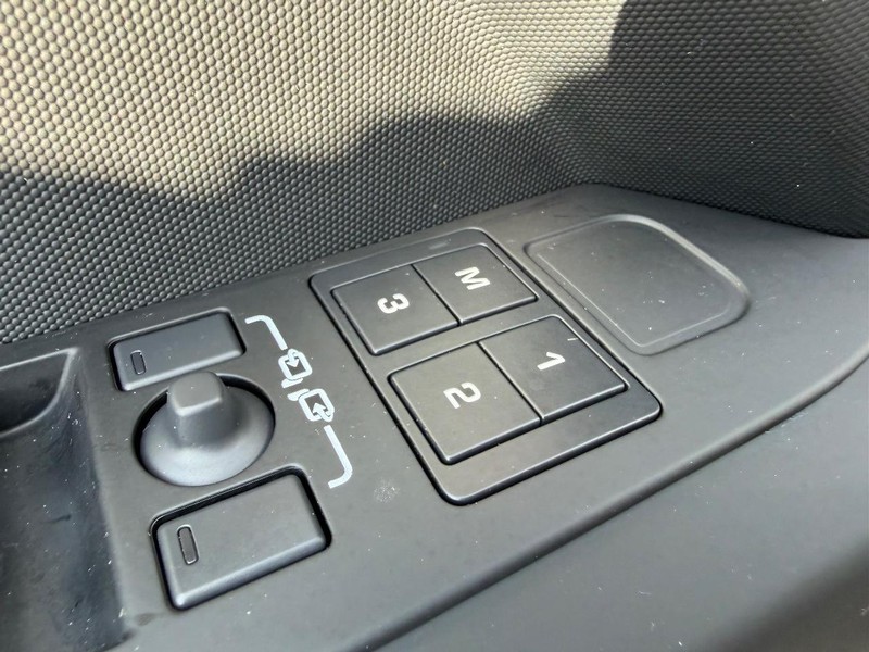 Land Rover Defender Vehicle Full-screen Gallery Image 17