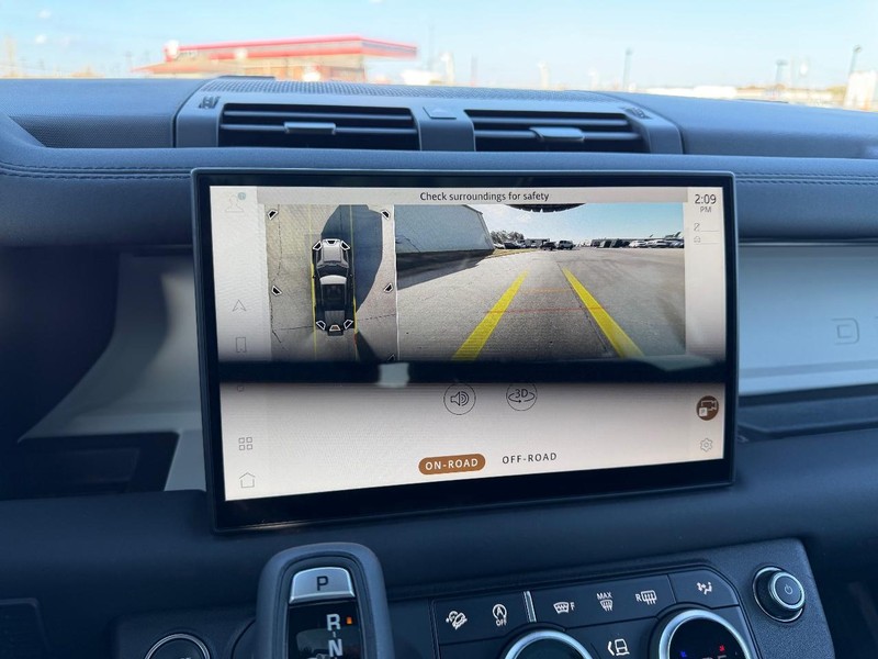 Land Rover Defender Vehicle Full-screen Gallery Image 20