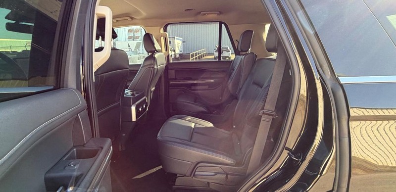 Ford Expedition Vehicle Full-screen Gallery Image 9