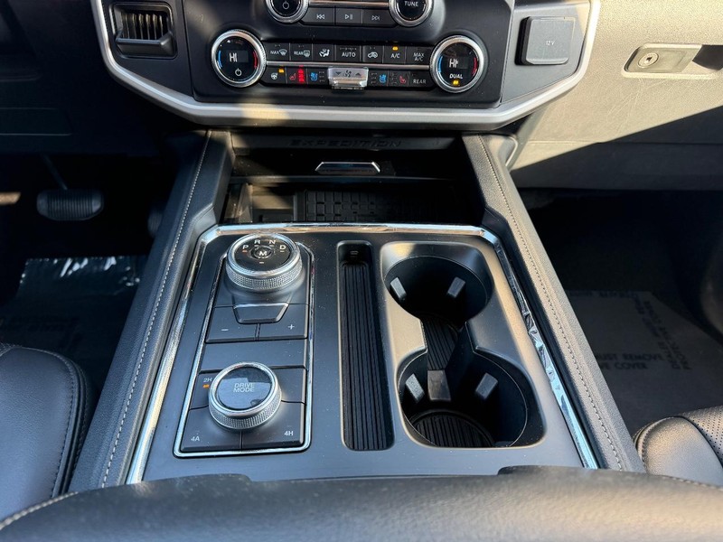 Ford Expedition Vehicle Full-screen Gallery Image 17