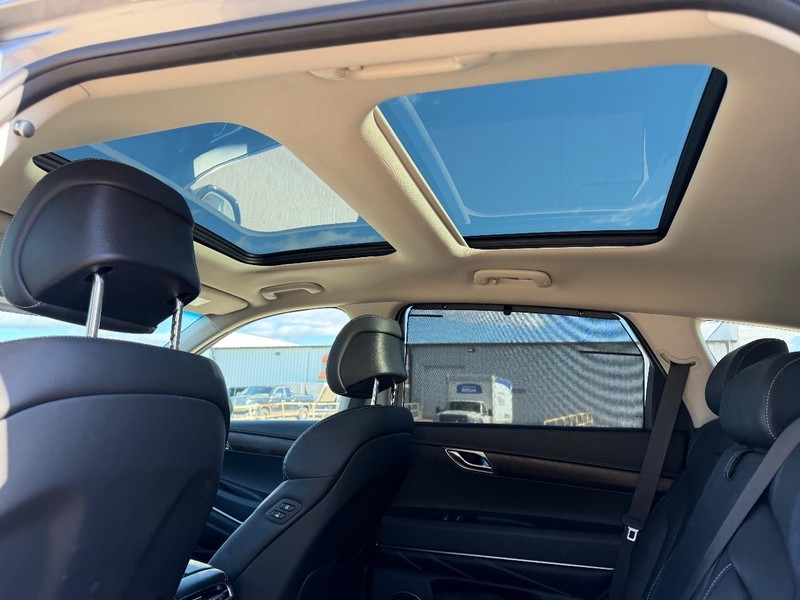 Genesis GV80 Vehicle Full-screen Gallery Image 9