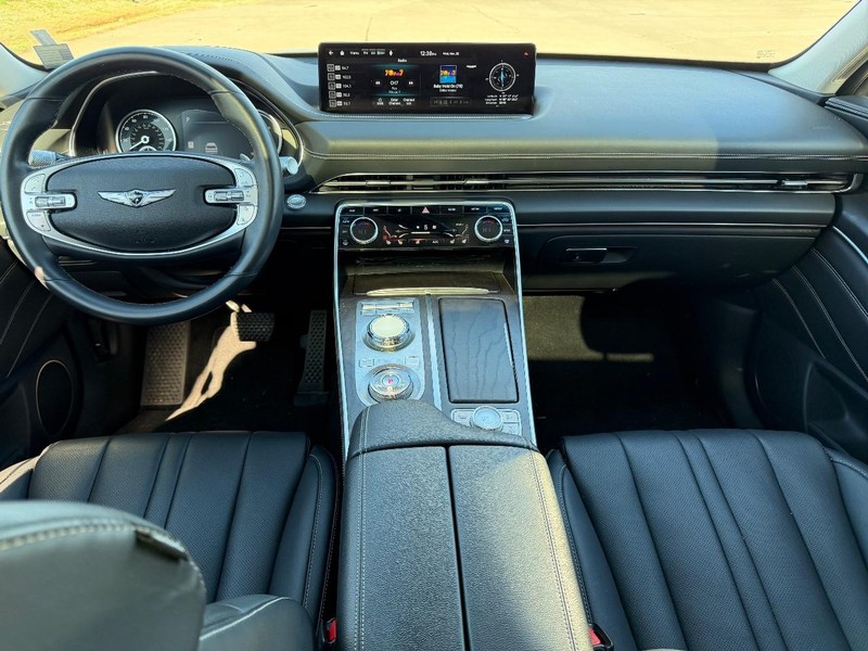 Genesis GV80 Vehicle Full-screen Gallery Image 10