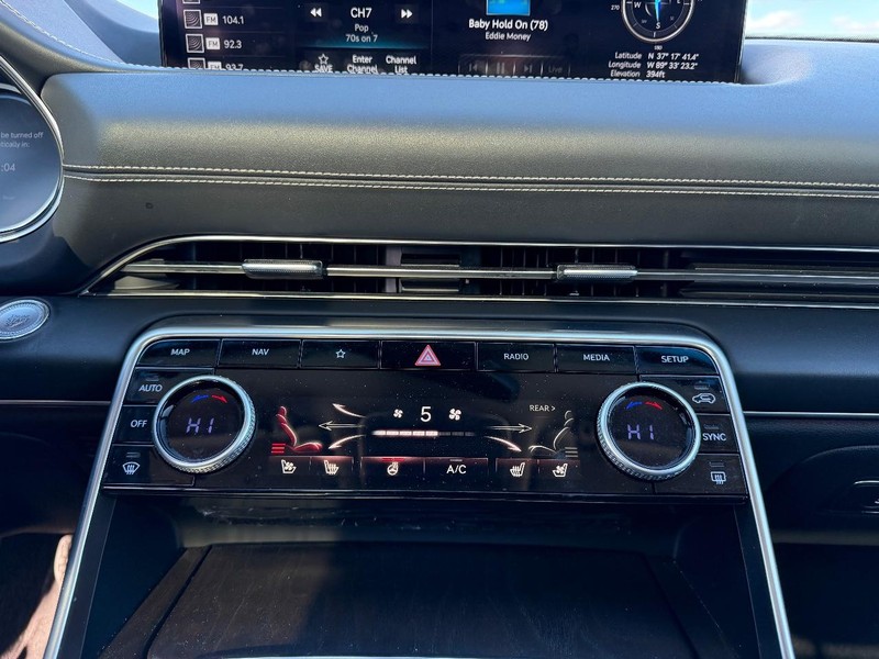 Genesis GV80 Vehicle Full-screen Gallery Image 15