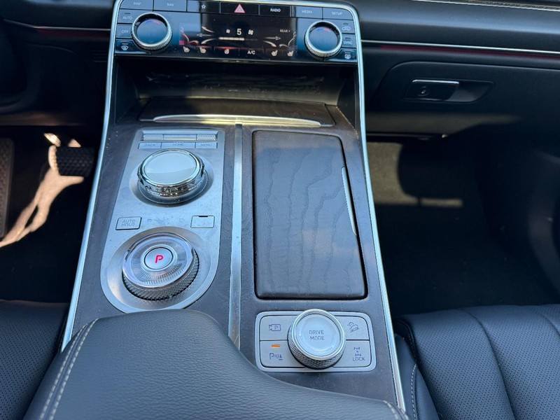 Genesis GV80 Vehicle Full-screen Gallery Image 16