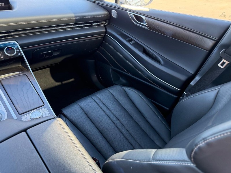 Genesis GV80 Vehicle Full-screen Gallery Image 17