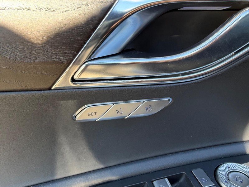 Genesis GV80 Vehicle Full-screen Gallery Image 19