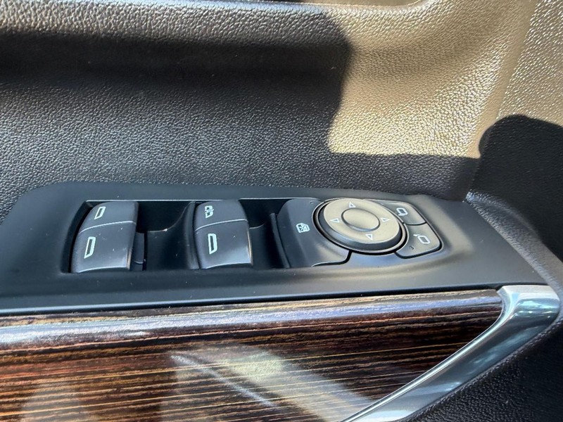 GMC Sierra 2500HD Vehicle Full-screen Gallery Image 15