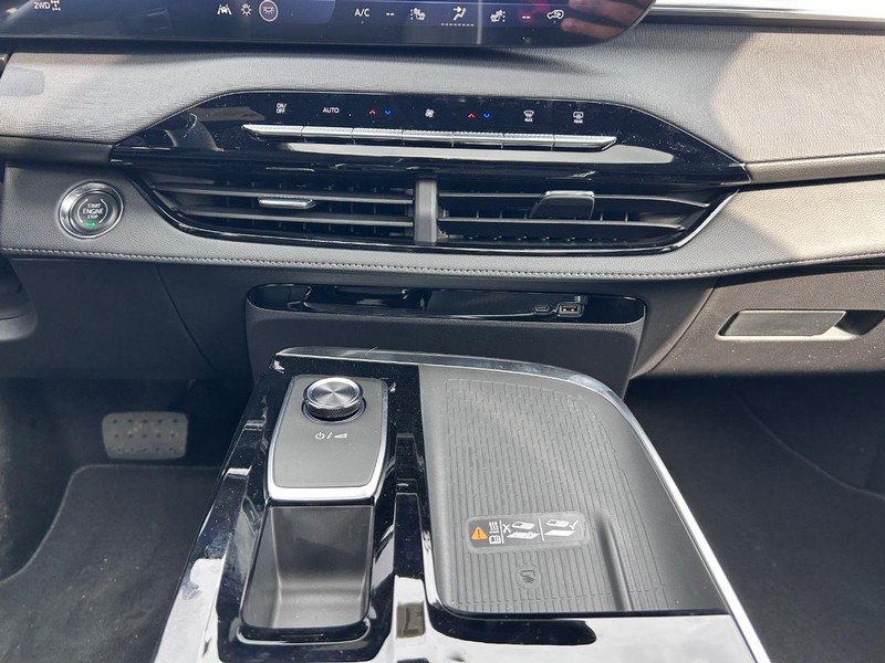 Buick Enclave Vehicle Full-screen Gallery Image 17