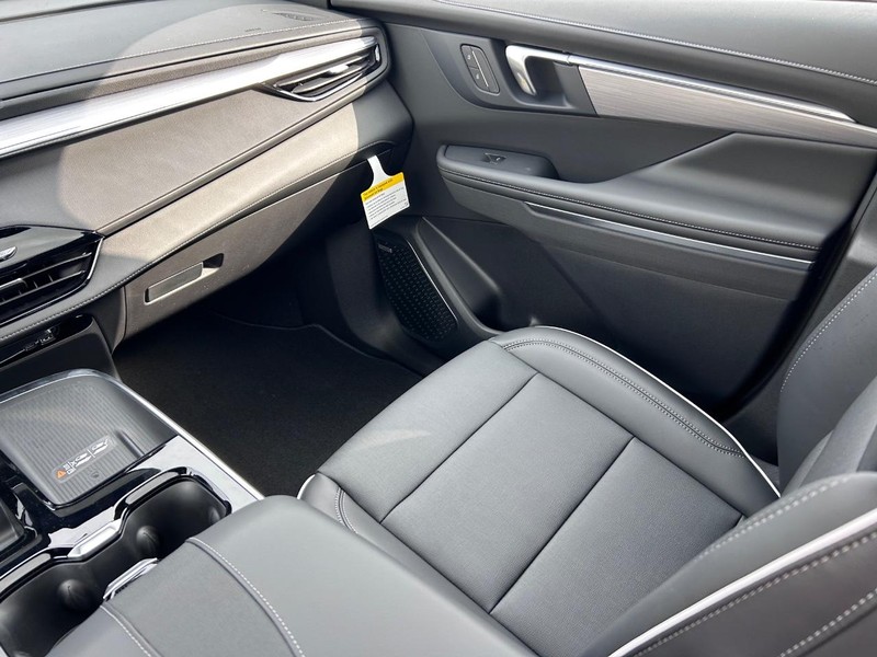 Buick Enclave Vehicle Full-screen Gallery Image 18