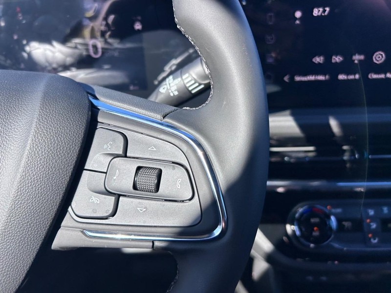 Buick Envista Vehicle Full-screen Gallery Image 12