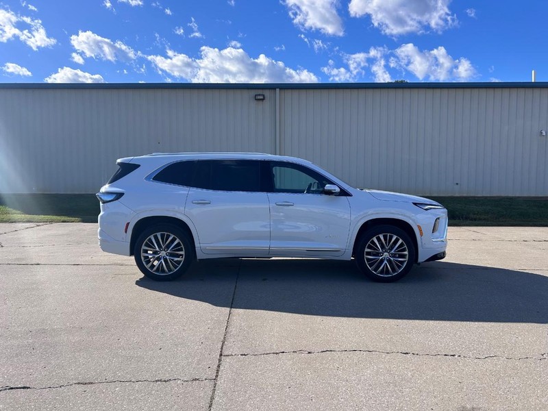 Buick Enclave Vehicle Full-screen Gallery Image 2