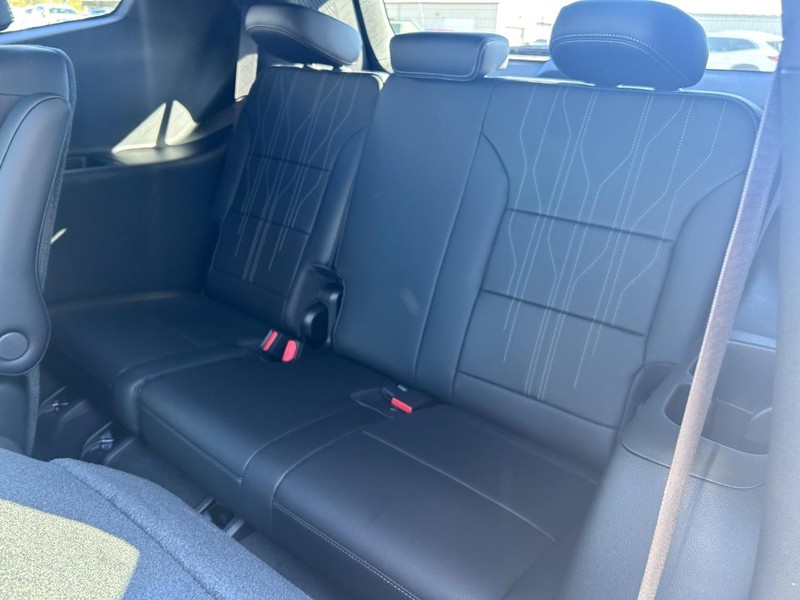 Buick Enclave Vehicle Full-screen Gallery Image 8