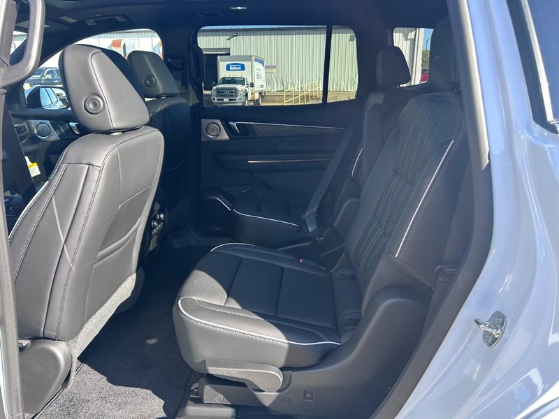 Buick Enclave Vehicle Full-screen Gallery Image 9