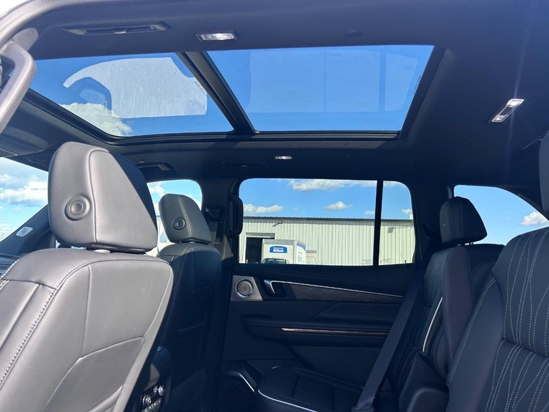 Buick Enclave Vehicle Full-screen Gallery Image 10