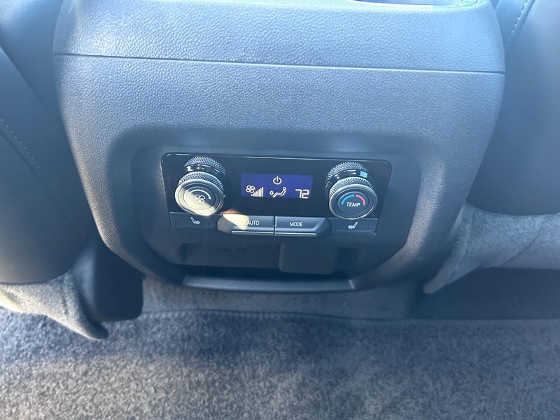 Buick Enclave Vehicle Full-screen Gallery Image 11