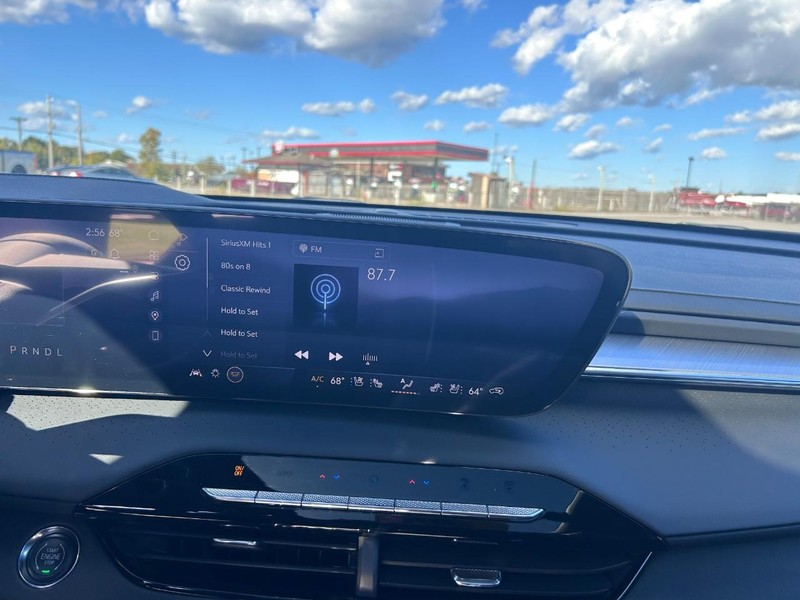 Buick Enclave Vehicle Full-screen Gallery Image 17