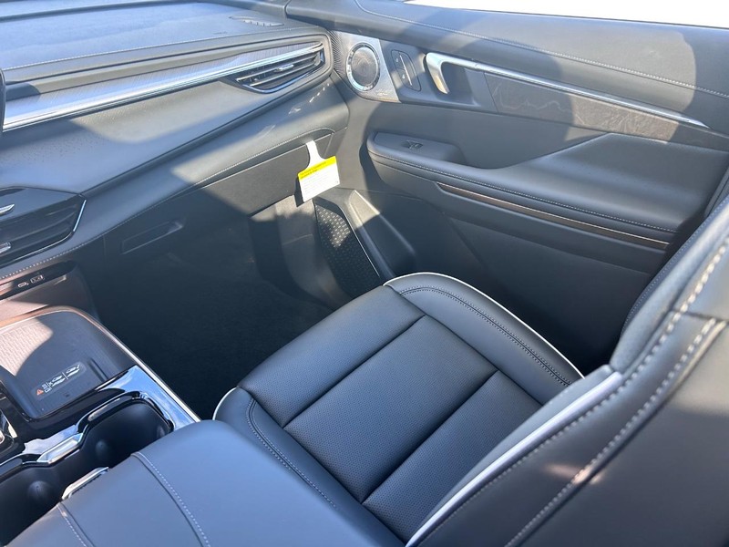 Buick Enclave Vehicle Full-screen Gallery Image 19