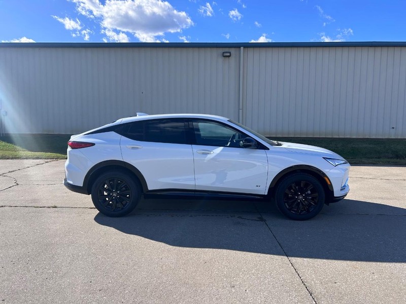 Buick Envista Vehicle Full-screen Gallery Image 2