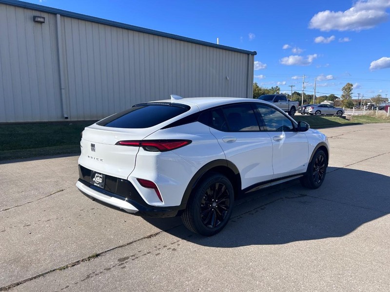 Buick Envista Vehicle Full-screen Gallery Image 3