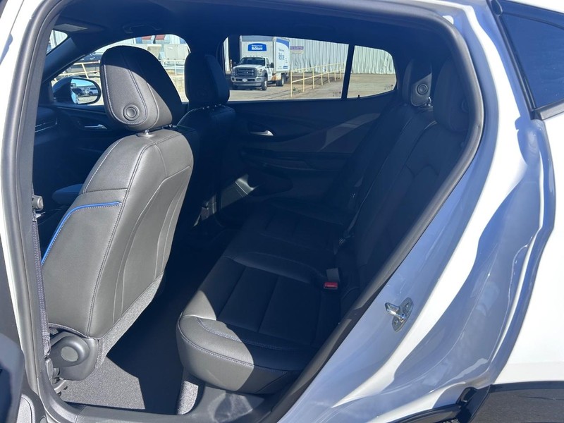 Buick Envista Vehicle Full-screen Gallery Image 8