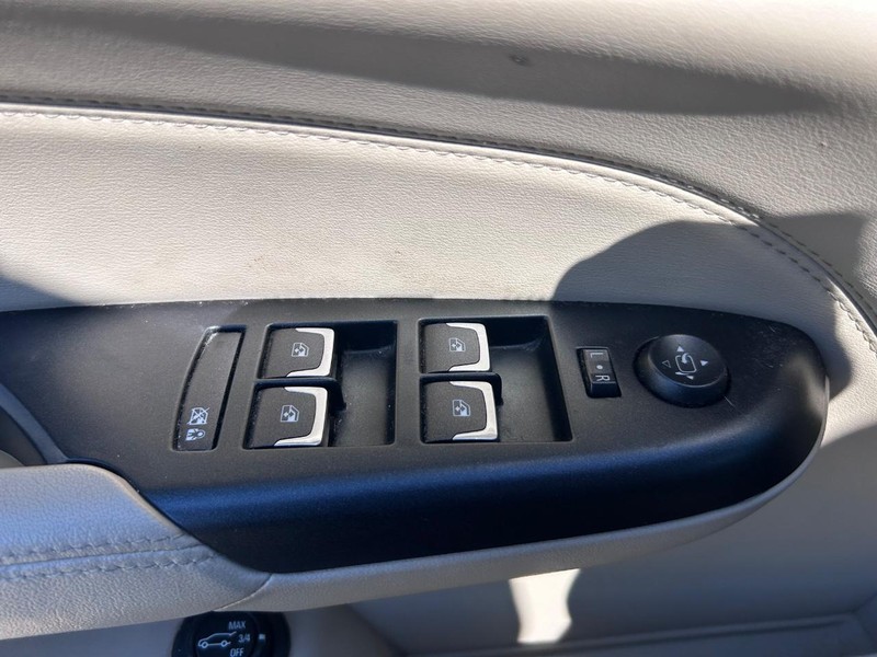 Cadillac SRX Vehicle Full-screen Gallery Image 18