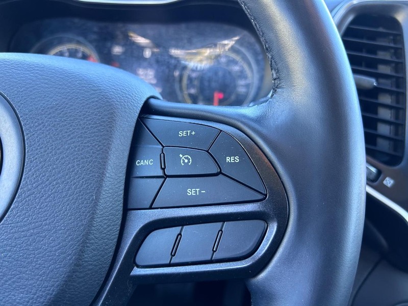 Jeep Cherokee Vehicle Full-screen Gallery Image 12