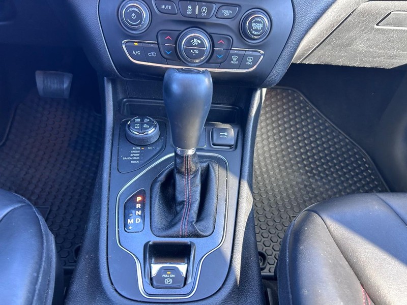 Jeep Cherokee Vehicle Full-screen Gallery Image 15