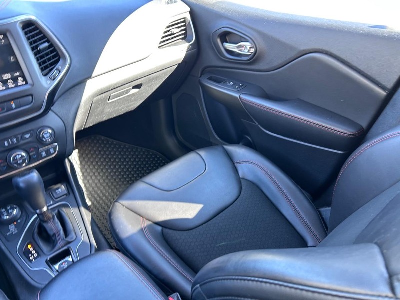 Jeep Cherokee Vehicle Full-screen Gallery Image 16