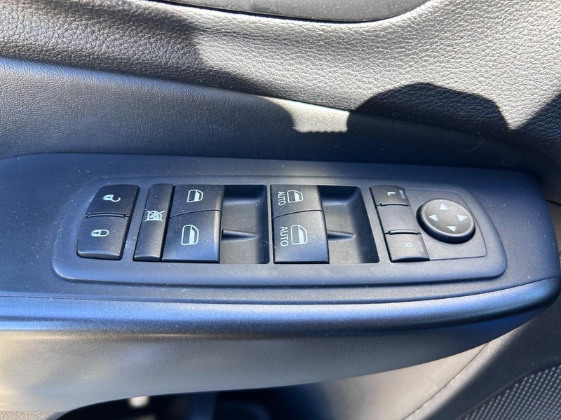 Jeep Cherokee Vehicle Full-screen Gallery Image 17