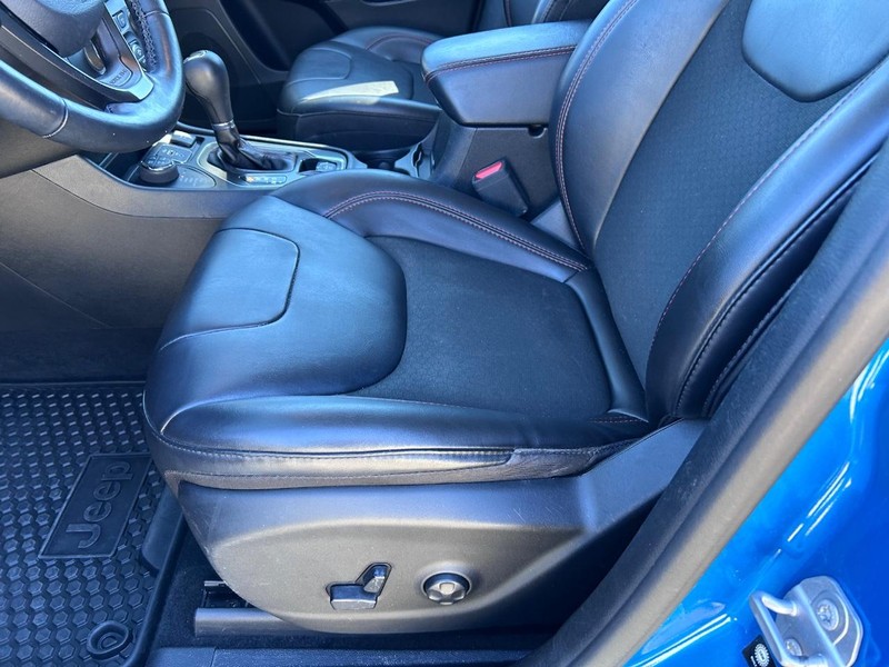 Jeep Cherokee Vehicle Full-screen Gallery Image 18