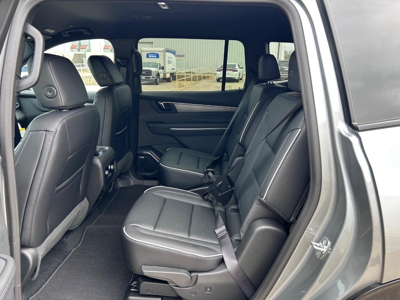 Buick Enclave Vehicle Full-screen Gallery Image 9