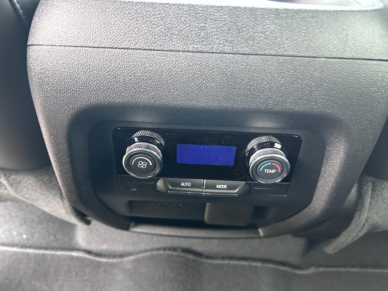 Buick Enclave Vehicle Full-screen Gallery Image 10