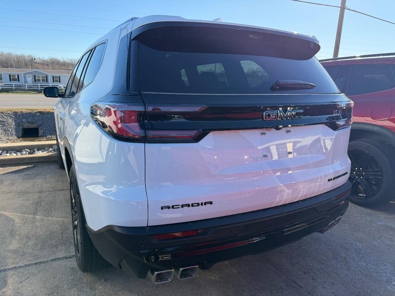 GMC Acadia Vehicle Full-screen Gallery Image 3