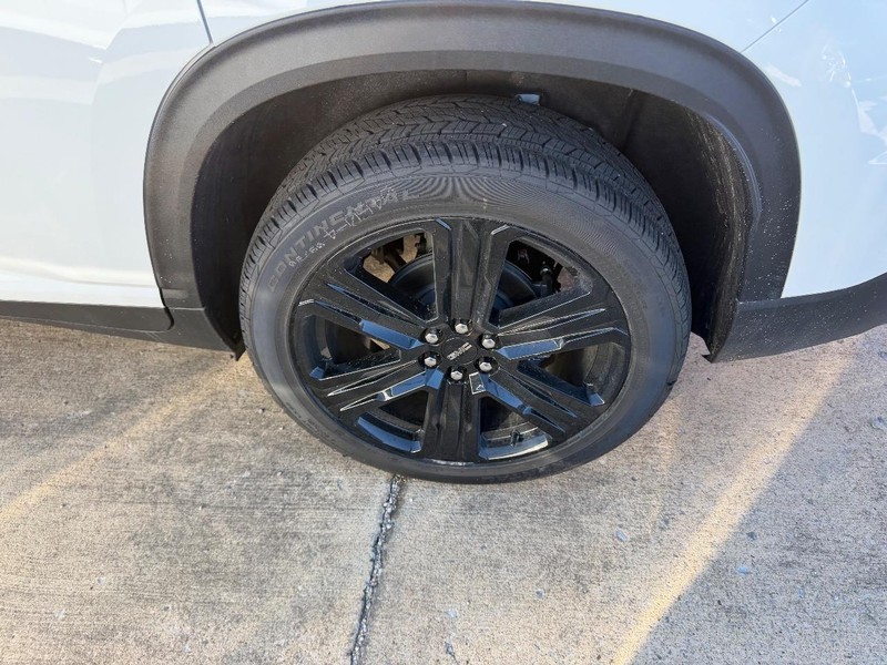 GMC Acadia Vehicle Full-screen Gallery Image 4