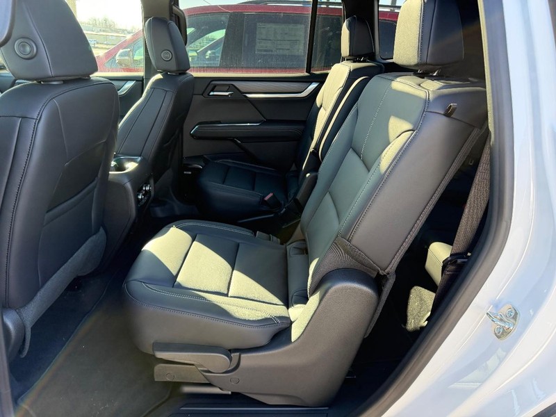 GMC Acadia Vehicle Full-screen Gallery Image 6