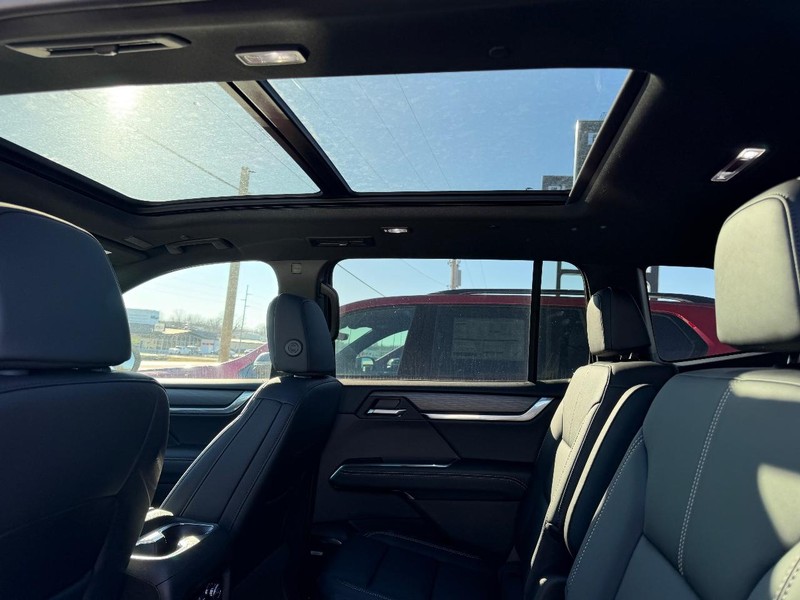 GMC Acadia Vehicle Full-screen Gallery Image 7