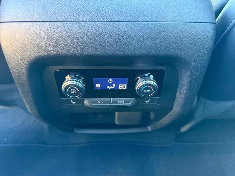 GMC Acadia Vehicle Full-screen Gallery Image 8