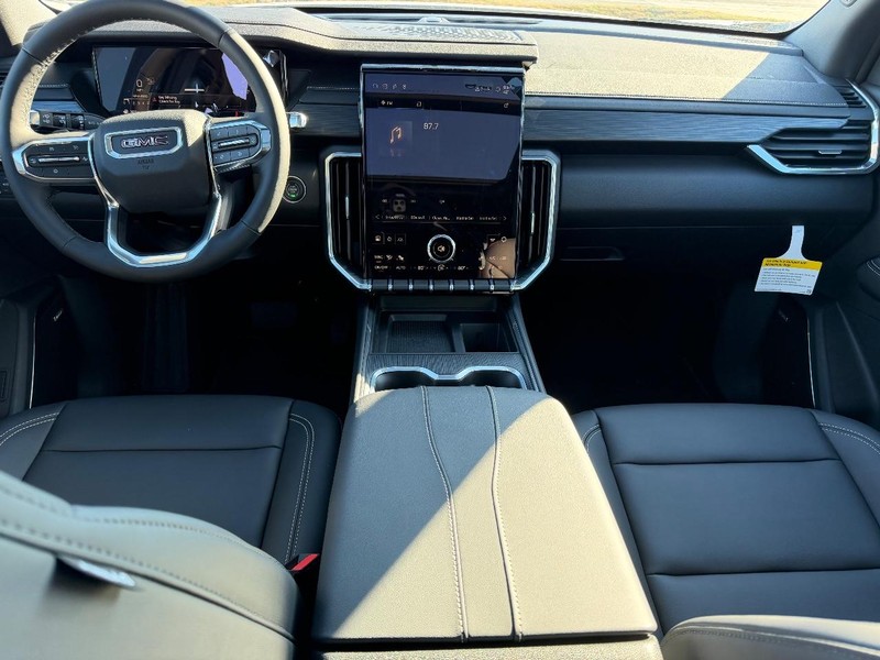 GMC Acadia Vehicle Full-screen Gallery Image 9