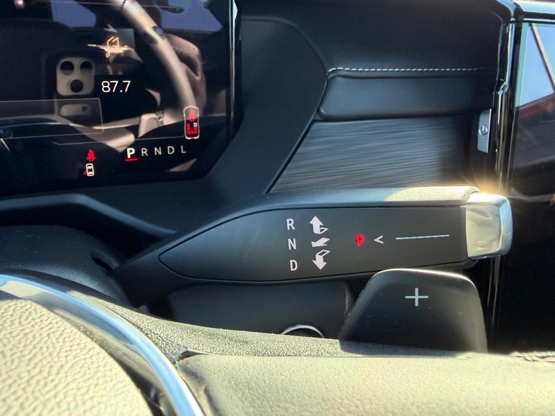 GMC Acadia Vehicle Full-screen Gallery Image 13