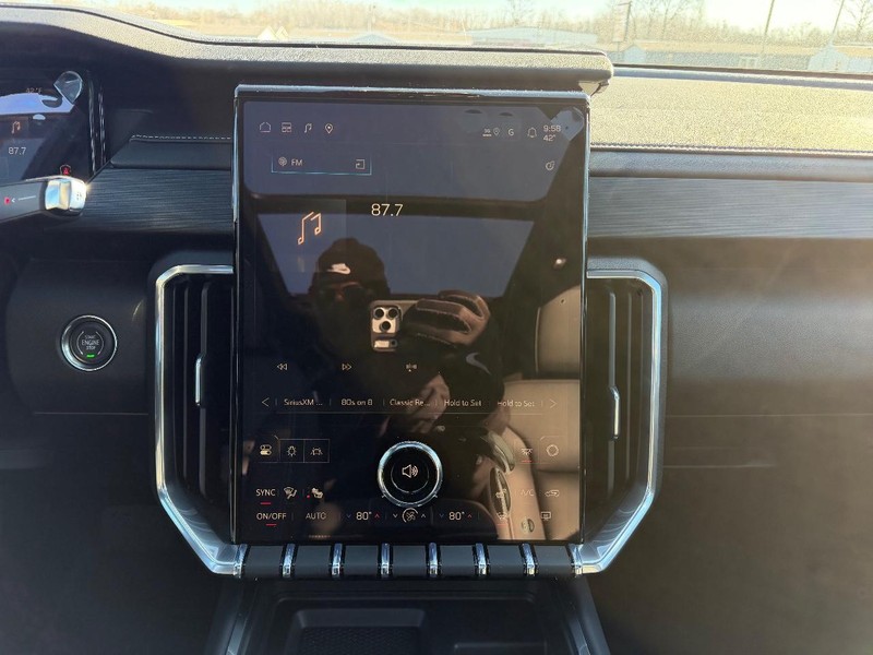 GMC Acadia Vehicle Full-screen Gallery Image 14