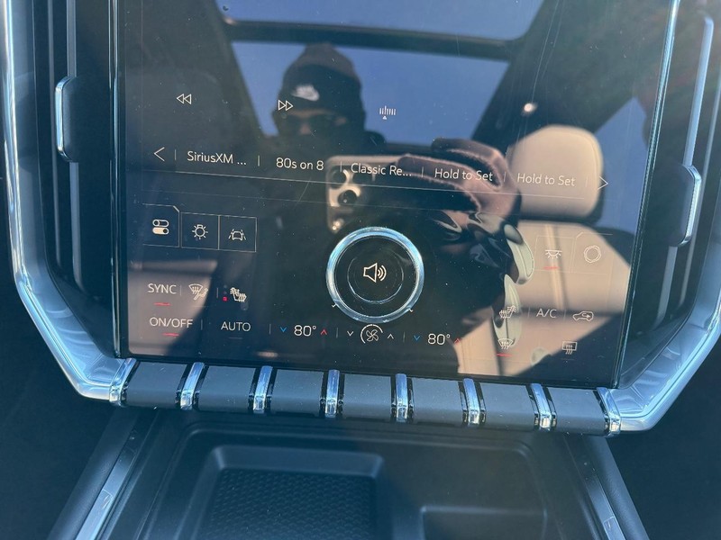 GMC Acadia Vehicle Full-screen Gallery Image 15