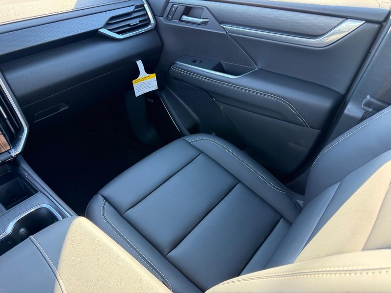 GMC Acadia Vehicle Full-screen Gallery Image 16