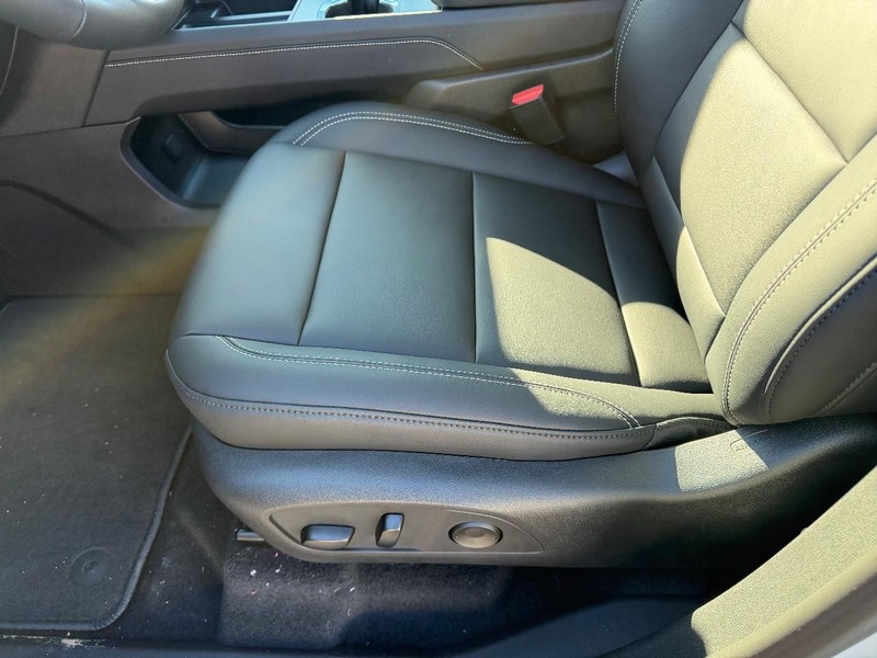 GMC Acadia Vehicle Full-screen Gallery Image 18