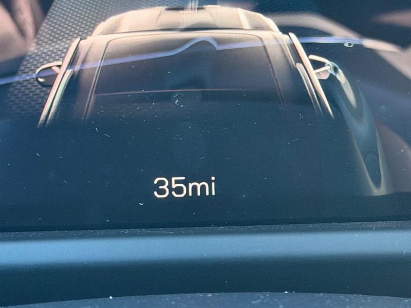 GMC Acadia Vehicle Full-screen Gallery Image 19