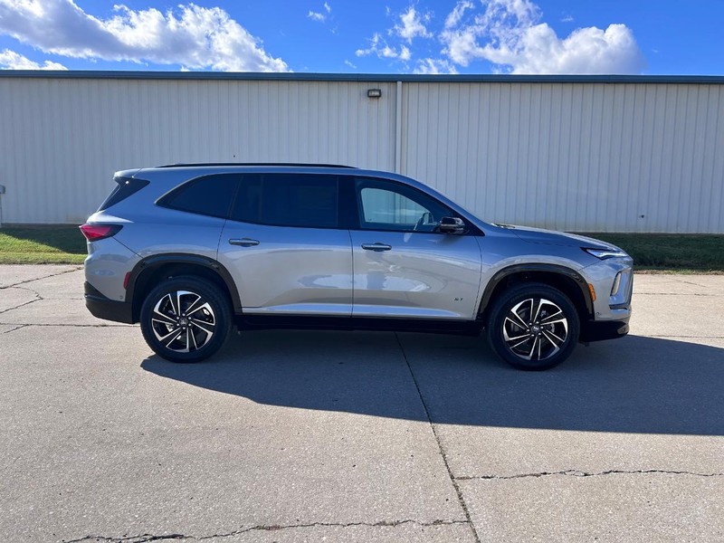 Buick Enclave Vehicle Full-screen Gallery Image 2