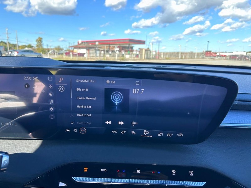 Buick Enclave Vehicle Full-screen Gallery Image 16