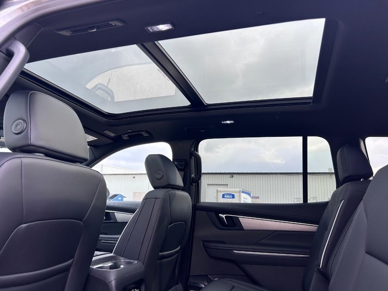 Buick Enclave Vehicle Full-screen Gallery Image 10